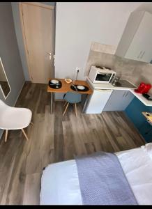 Habitación pequeña con escritorio y microondas. en Spiros apartment in the center of Preveza Dodonis 32, en Preveza