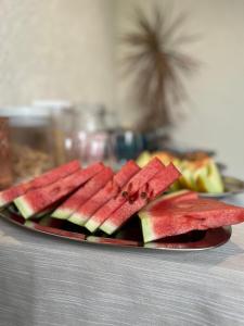 eine Platte mit Wassermelonenscheiben auf einem Tisch in der Unterkunft Estadia na Canção Nova in Cachoeira Paulista