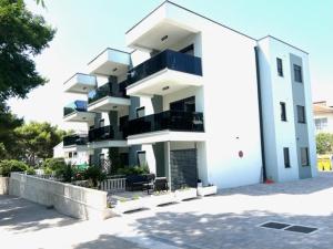 un gran edificio blanco con balcones. en Apartment Marta, en Orebić