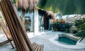Hotel Muaré Tulum Wellness and Spa内部或周边的泳池