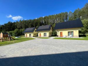 una fila de casas con paneles solares en sus tejados en Domki pod Grapą, en Trybsz
