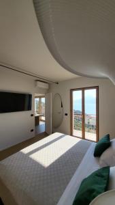 um quarto com uma cama grande e uma janela grande em VIEW Garda Lake em Brenzone sul Garda