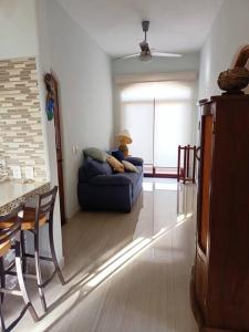 - un salon avec un canapé bleu et une table dans l'établissement “Casa Juanita”, à Lo de Marcos