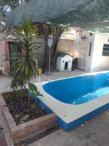 una piscina azul y blanca en un patio en Amanecer campestre junto al Ceibo. in 