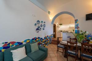 a living room with a couch and a table at Villa di lusso con piscina tra Positano e Amalfi in Conca dei Marini