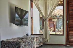 1 dormitorio con cama y ventana grande en Condomínio Villa Conduru - Casa completa en Prea