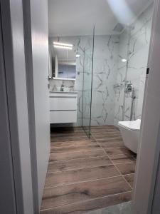 ネア・ペラモスにあるThἕros Exceptional Residenceのバスルーム(トイレ、洗面台、バスタブ付)