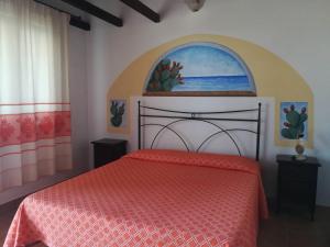 - une chambre avec un lit rouge et une fenêtre dans l'établissement Agriturismo Su Birde, à Orosei