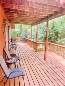 Un balcon sau o terasă la Pocono Chalet - Hot Tub - Game Room