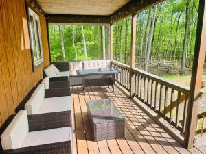 Un balcon sau o terasă la Pocono Chalet - Hot Tub - Game Room +27 fotografii