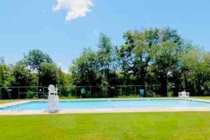 Piscina de la sau aproape de Pocono Chalet - Hot Tub - Game Room