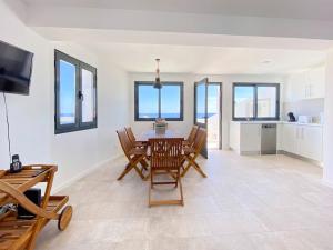 een keuken en eetkamer met een tafel en stoelen bij Casa da Baleia T2 in Vila Franca do Campo +38 foto's