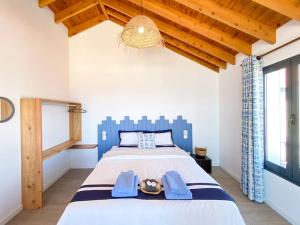 een slaapkamer met een blauw en wit bed in een kamer bij Casa da Baleia T2 in Vila Franca do Campo