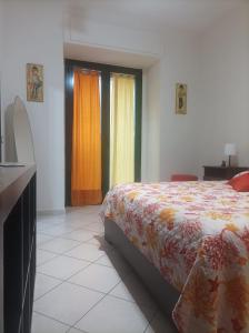 1 dormitorio con 1 cama y vestidor en Antonia & Ivano, en Salerno