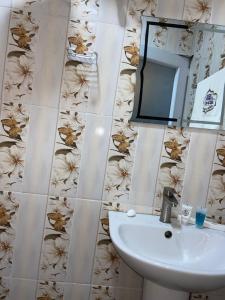 uma casa de banho com um lavatório e um espelho em Bamod Hotel and Suites em Lekki