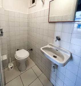 ein Bad mit einem WC und einem Waschbecken in der Unterkunft Huge Cozy 5+1 Flat in Istanbul