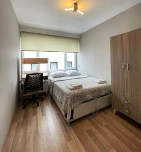 Schlafzimmer mit einem Bett, einem Schreibtisch und einem Stuhl in der Unterkunft Huge Cozy 5+1 Flat in Istanbul