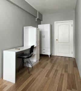 um quarto com uma secretária, uma cadeira e uma porta em Huge Cozy 5+1 Flat em Istambul
