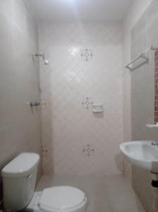 biała łazienka z toaletą i umywalką w obiekcie San Diego Tu Casa w mieście Campeche