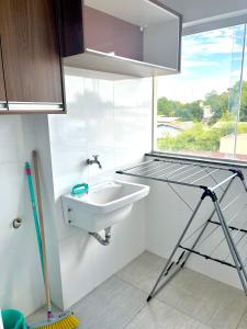baño con lavabo y ventana en Residencial renaissance en Boa Vista