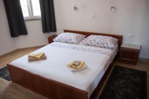 Un dormitorio con una cama con dos toallas encima. en White Pearl 4, en Sevid