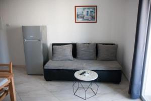 una sala de estar con un sofá y una mesa en White Pearl 4, en Sevid