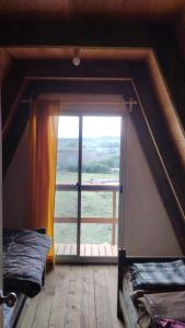 Aiguá的住宿－Don Cleto，阁楼设有大窗户的房间