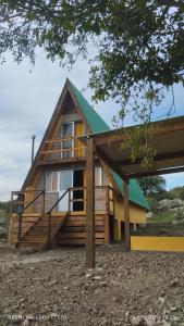 a house with a green roof with a porch at Don Cleto in Aiguá