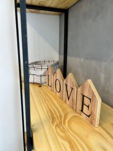 um quarto com uma placa de madeira que diz agora em Exclusive Urban Apartment em Mendoza