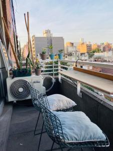 einen Balkon mit einem Stuhl und einem Kissen auf dem Dach in der Unterkunft Altos de Barrio Sur in San Miguel de Tucumán