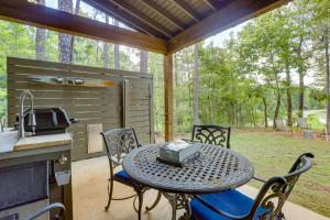 een patio met een tafel en stoelen en een grill bij Charming Eclectic Vacation Rental with Beach Access! in Eclectic