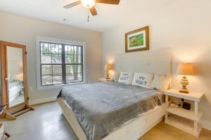 ein Schlafzimmer mit einem großen Bett und einem Fenster in der Unterkunft Charming Eclectic Vacation Rental with Beach Access! in Eclectic