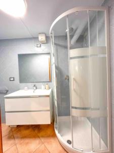 een badkamer met een douche en een wastafel bij [Centro Storico] La casa di Pietra in Perugia