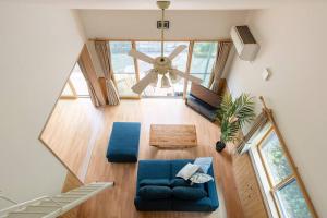 vistas panorámicas a una sala de estar con ventilador de techo en Seaside Villa Nagi, en Maizuru