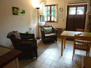 salon z krzesłami i stołem w obiekcie Gorgeous Apartment in Bohon with Garden Furniture and BBQ w mieście Barvaux-sur-Ourthe