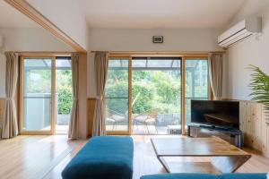 TV a/nebo společenská místnost v ubytování Seaside Villa Nagi