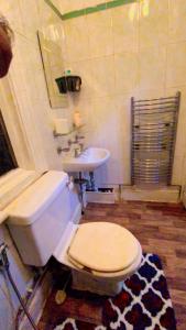 een badkamer met een toilet en een wastafel bij Home stay Rooms in Slough