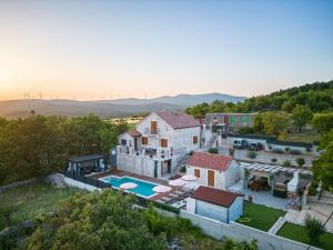 eine Luftansicht eines Hauses mit Pool in der Unterkunft Villa Lady Stone in Lovreć