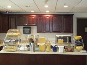 Days Inn by Wyndham Indianapolis Northeast的厨房或小厨房