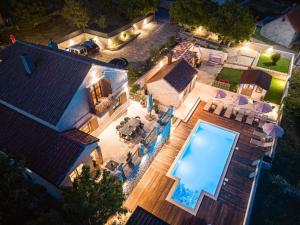 Cette chambre offre une vue sur une maison dotée d'une piscine. dans l'établissement Villa Lady Stone, à Lovreć