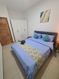 Schlafzimmer mit einem Bett mit blauer Decke in der Unterkunft Ocean Blue Villa, Flic-en-Flac in Flic-en-Flac