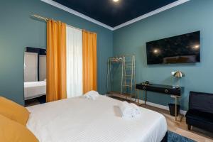 ein Schlafzimmer mit 2 Betten und einem Schreibtisch. in der Unterkunft Suri Suites in Rom + 4 Fotos