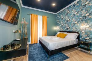 ein Schlafzimmer mit einem Bett und einem Waschbecken darin in der Unterkunft Suri Suites in Rom