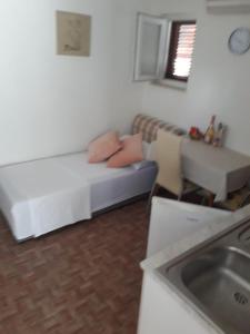 Postel nebo postele na pokoji v ubytování Apartments with parking spaces Sutivan, Brac - 5654