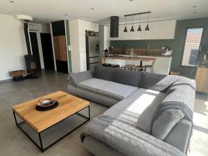 Posezení v ubytování Agréable villa récente au cœur d’un charmant petit village + 13 fotografií