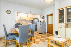 eine Küche und ein Esszimmer mit einem Esstisch sowie eine Küche mit einem Tisch in der Unterkunft Apartments with a parking space Kastel Stafilic, Kastela - 20802 in Kaštela