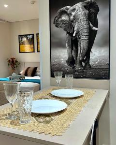 una mesa de comedor con dos platos y una foto de un elefante en 904 - Flat Studio Consolação Premium Elegance, en São Paulo