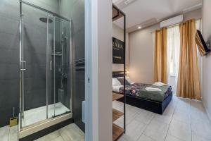 A bathroom at Empire Suites