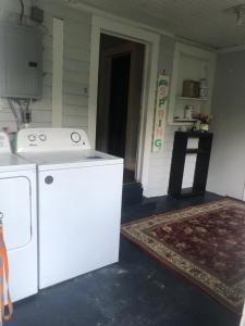 uma máquina de lavar e secar branca numa casa em Private Cottage in Rural Setting em Clemmons