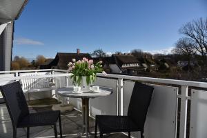 Un balcón o terraza en Ferienwohnung im Blauen Haus